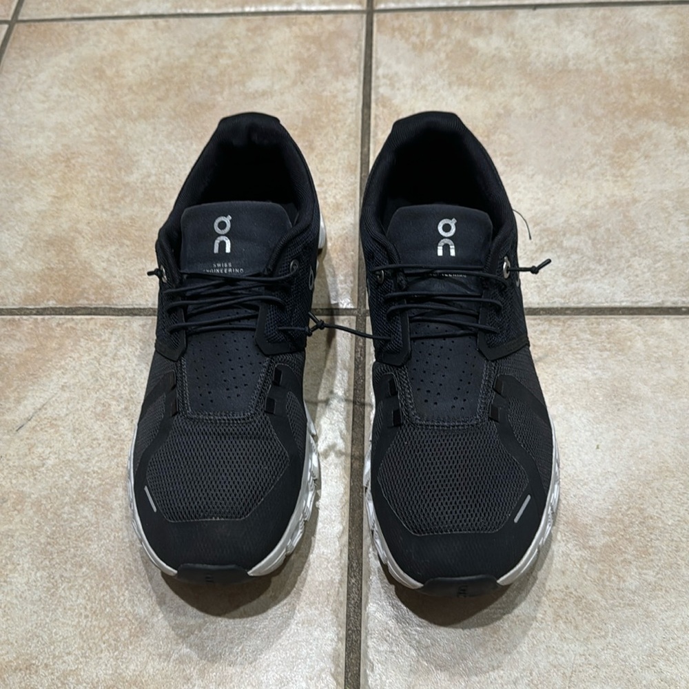 On Cloud 5 Swiss Engineering men sneakers 👟 black white size USA M 9